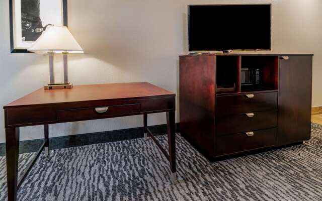 La Quinta Inn & Suites by Wyndham DFW Airport West - Bedford