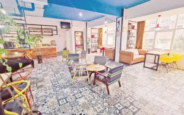 Huaying Qianli Express Hotel