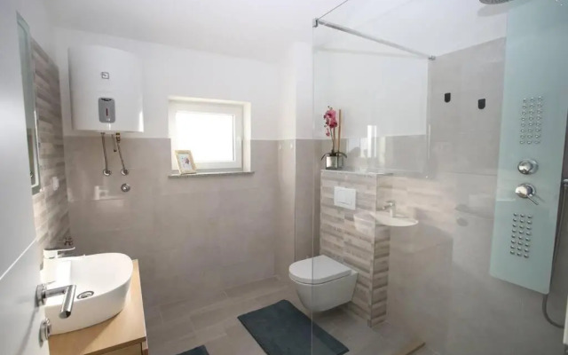 Beautiful vacation House Hana with pool