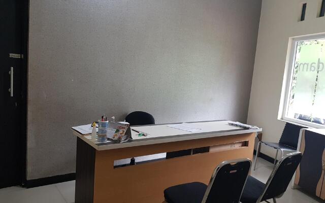 OYO 90188 Rotterdam Kediri Guest House