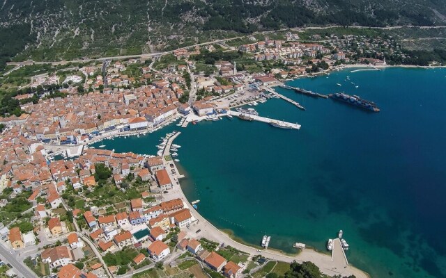 Awesome Apartment in Valun With 1 Bedrooms