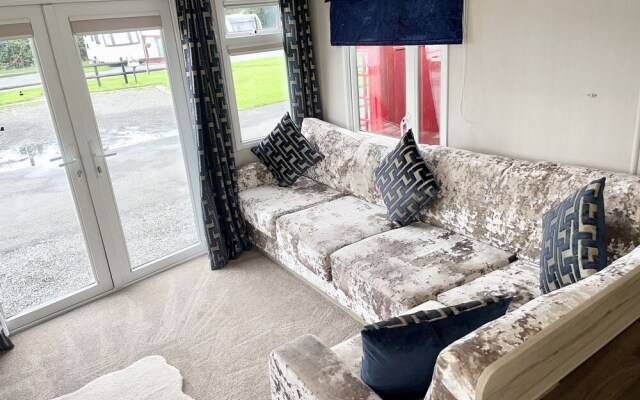 Homely 2 bed Chalet Tuxford