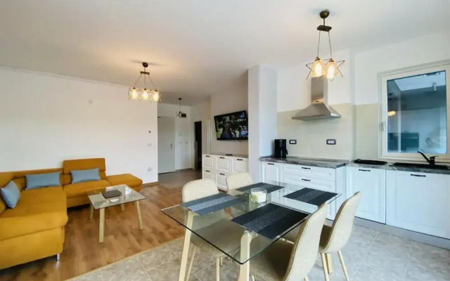 Deluxe Apartment with Balcony & Parking