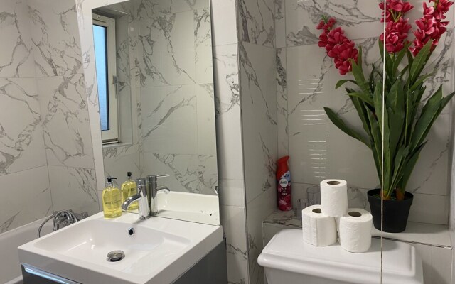 3 Bed Flat, Dedicated Workspace, Parking, 4KTV