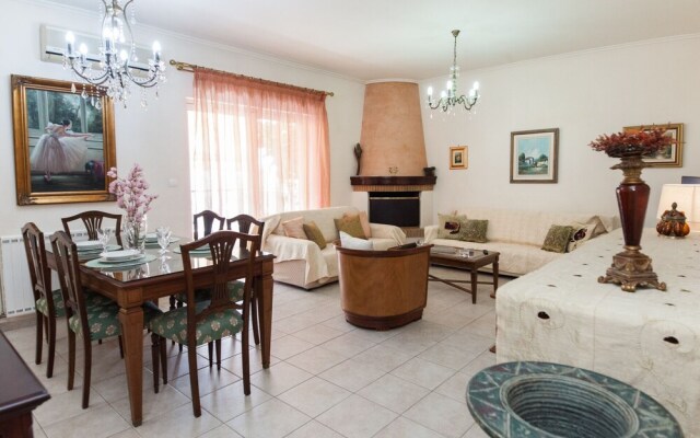 Deluxe 2 Bedroom apt in Petroupoli