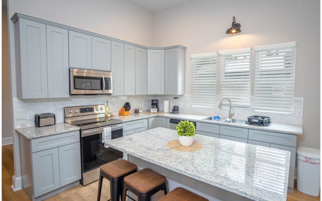 Brand New Remodeled 3BR/2BA House Near Downtown