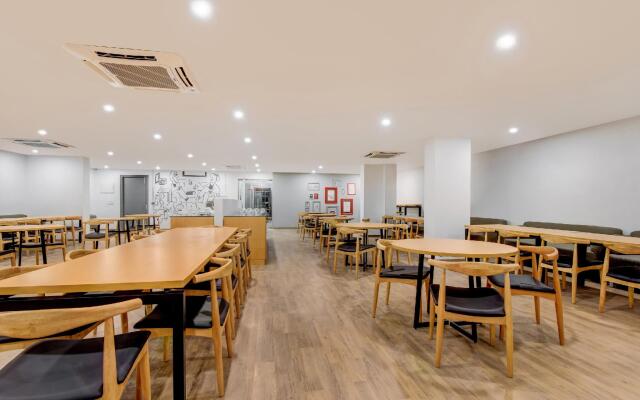 OYO Townhouse 207 Hotel Downtown My Stay