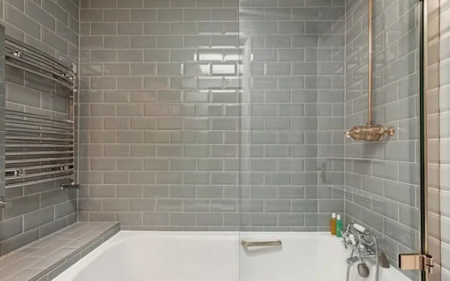 Comfy 6-sleeper Apt w/ Large Patio in W Kensington