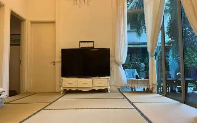 Master Bedroom in 3-bedroom Condo with Pool