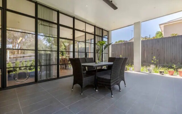 Stunning 4-bedroom House in Quiet Malvern East