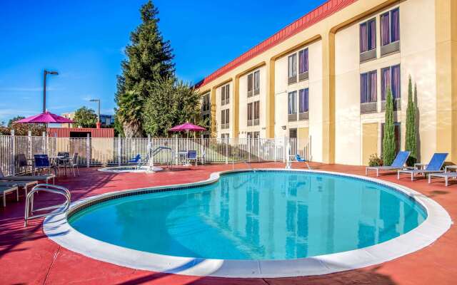 La Quinta Inn & Suites by Wyndham Oakland Airport Coliseum