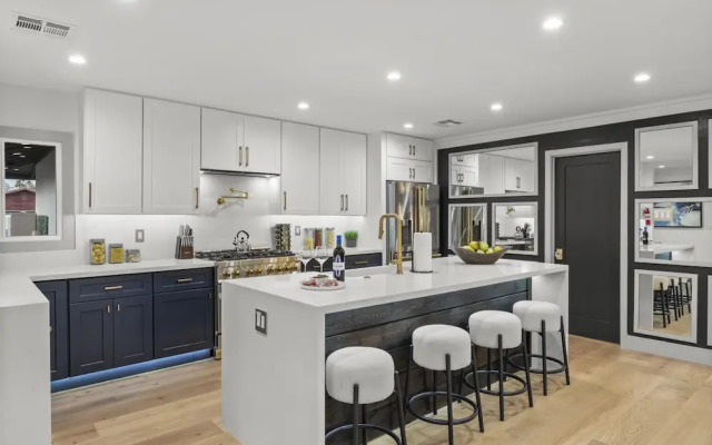 Valley View Chic Home w Backyard Oasis