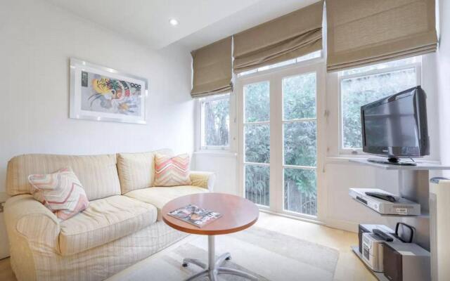 Brunswick Gardens - Cosy Apartment in a Cherry Tree Lined Street- Notting Hill