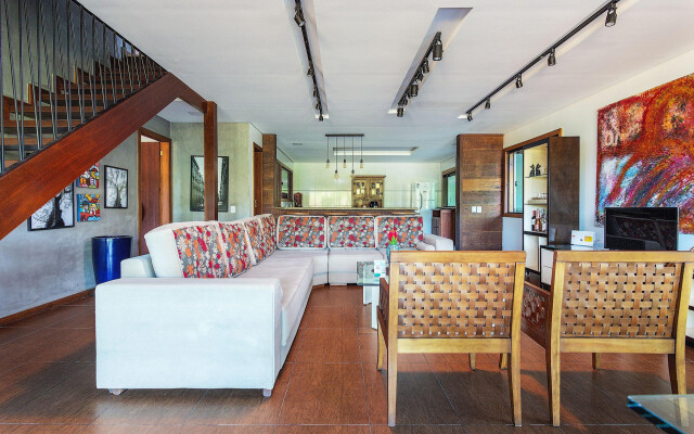 Casa de alto padrão a 400 metros da praia brava