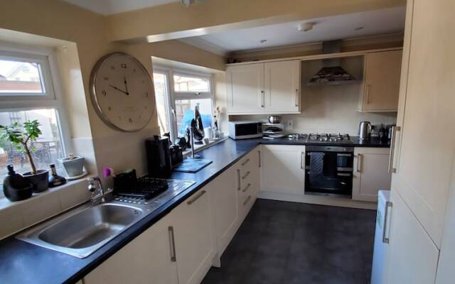 Stylish 3 bed house with Garden Free Parking