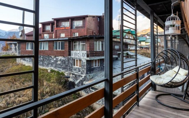Stylish Studio Apartment With Balcony