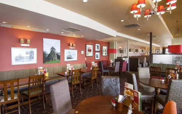 OYO Lakeside Willen Lake Milton Keynes