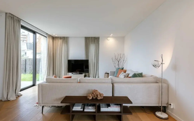 Villa for 8 Guests Steps From the Beach