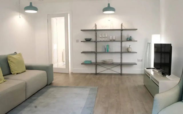 Beautiful 1 Bedroom Apartment On Broughton Street