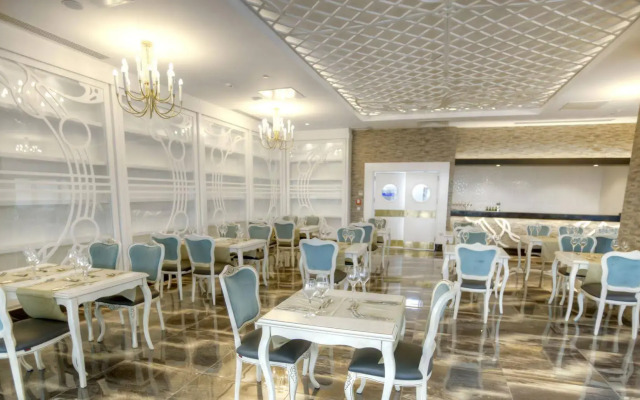 Azura Deluxe Resort & Spa