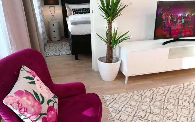 Charming Pine View Apartment