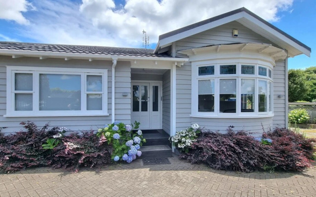 Cheerful 5 - Bedroom Home - Free Parking