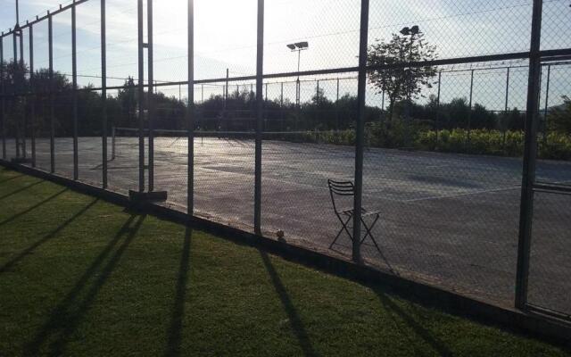 Studio With Tenis Court And Mini Basket