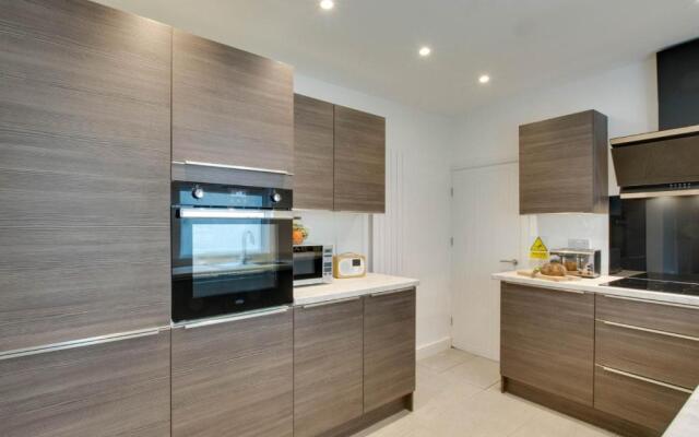 Drws Nesaf Cardiff Townhouse