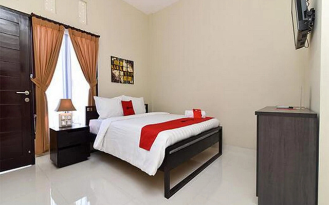 RedDoorz Plus near Jalan Imam Bonjol Denpasar – Guest Rooms – Denpasar