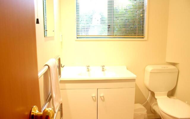 Les Troupes Apartments