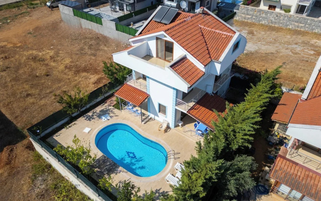 Talia deniz manzaralı 4 odalı lüks Villa