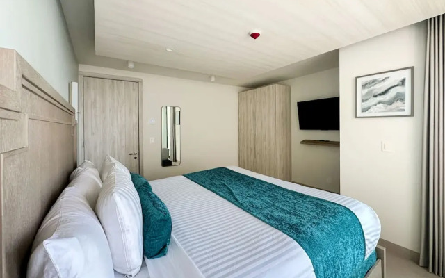 Paradise Found Luxe 2BR Condo in Iconic Location