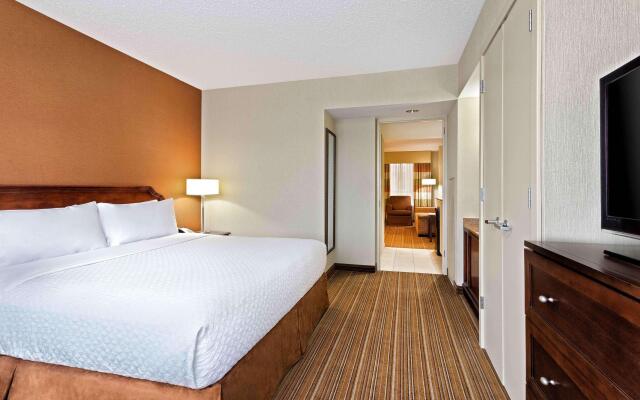 DoubleTree by Hilton Detroit - Dearborn