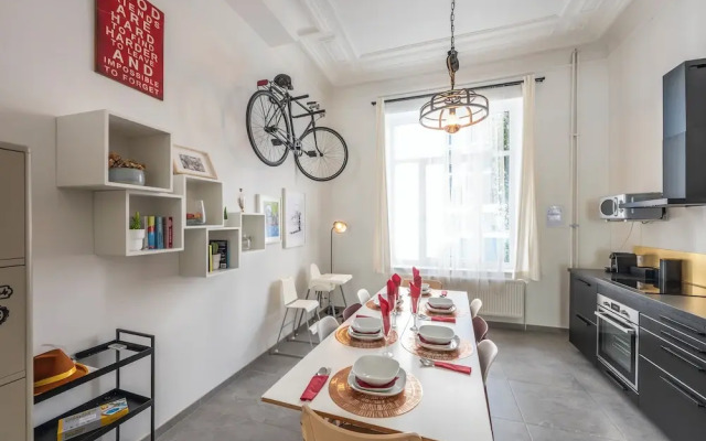 Stylish 3 Bd 3 Bath Duplex In Brussels