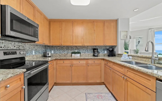 Luxury Beachfront Condo w/ 2 Balconies! Sleeps 8! Walk to Pier Park!