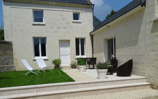 Luxury Holiday Home with Lawn in Beaumont-En-Véron Near Chinon