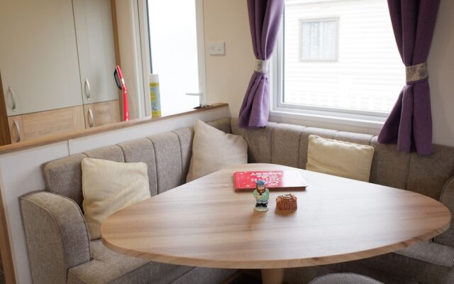 Excellent Caravan 2 Bedrooms Sleeps 6
