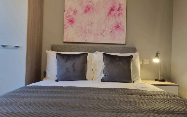 Charming 1-bed Apartment Near Redditch Town Centre