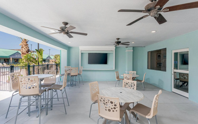 Beachside Hotel & Suites