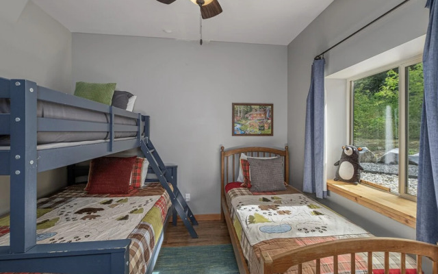 Bearfoot Chalet 3 Bedroom Home by NW Comfy Cabins