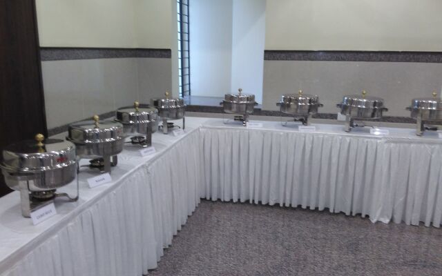 Hotel Raj Vista - Suites & Convention