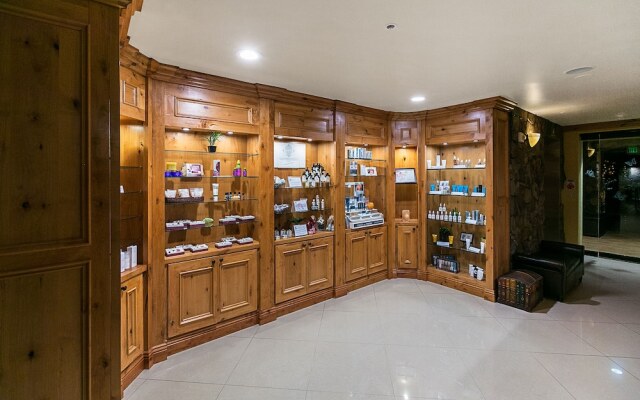 White Pines Studio at Westgate