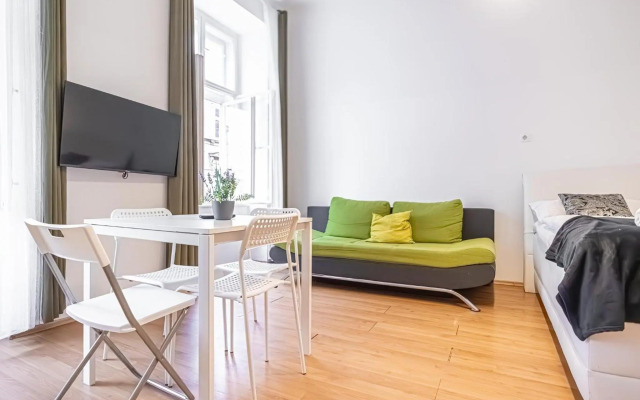 Comfortable 2BR Apt. Central and Well Connected