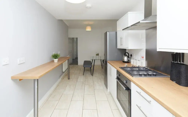 2 Bed Derby House- Parking - Rolls Royce