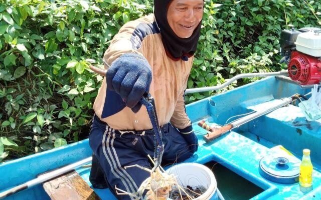 Rub Lom Chom Klong  by Fisherman Village