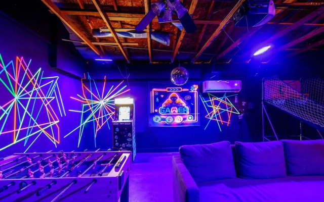 4BR-Retro Game Room-Theater-Pool & Spa