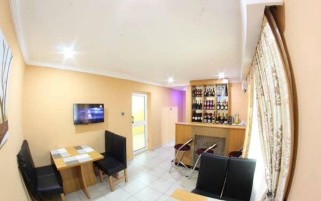 Celia's Suites