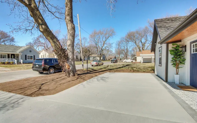 Stylish Home < 1 Mi to Dtwn Olathe: Dogs Welcome!