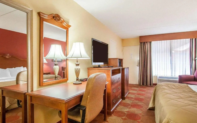 Clarion Inn & Suites University Center