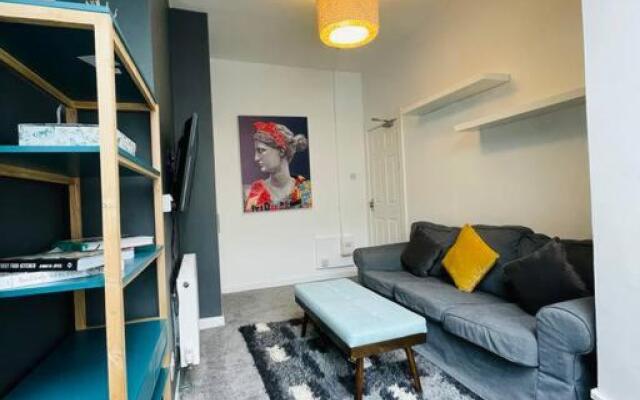 Modern 6 bedroom 5 min walk to beach & restaurants